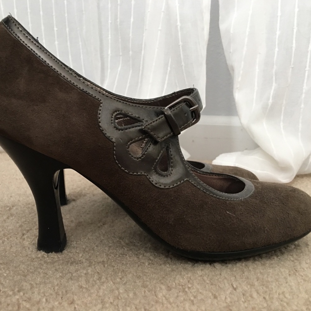 Olive suede pumps with patent cutouts size 8.5